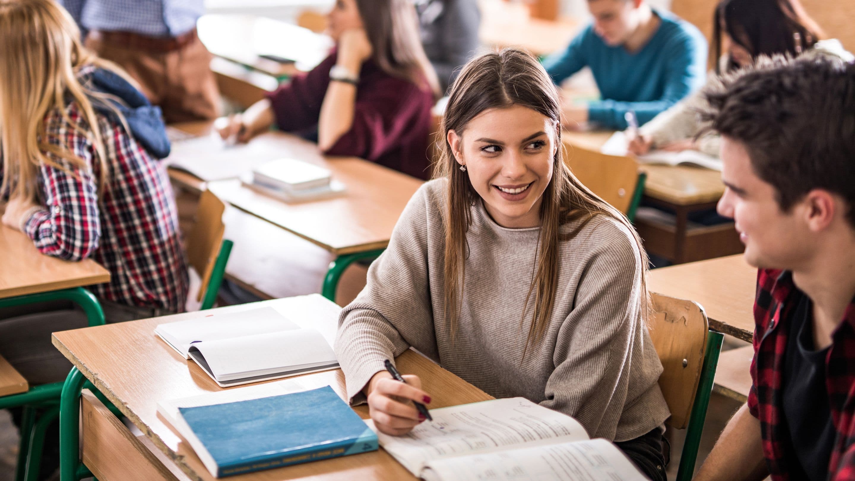 Lycéens en salle de classe préparant leur orientation post-bac