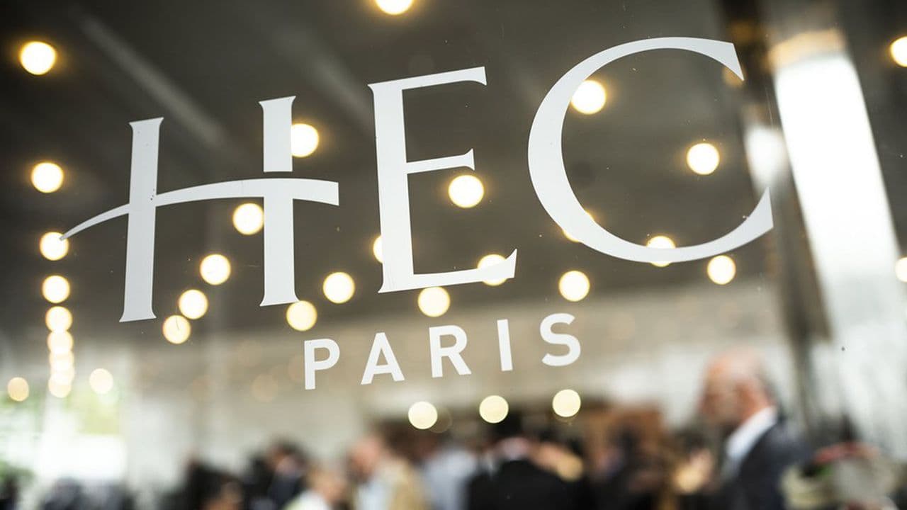 Logo HEC Paris derrière une vitre pour une candidature en Master in Management
